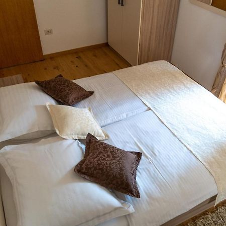 Apartments Linda Макарска Екстериор снимка
